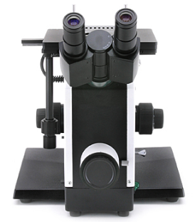 Le microscope métallurgique inversé avec une lumière polarisée a placé pour l'analyse cristallographique