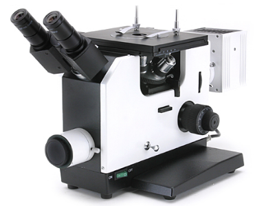Le microscope métallurgique inversé avec une lumière polarisée a placé pour l'analyse cristallographique